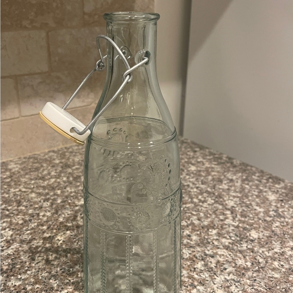 Vintage-Style Clear Glass Water Bottle with Secure Closure